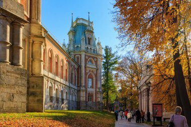 Moskova, Rusya - 17 Ekim 2018: sokak duvar Tsaritsyno Park Moskova'da Grand palace'nın altında güneşli sonbahar günü yürürken turist