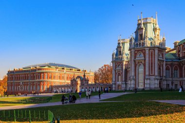 Moskova, Rusya - 17 Ekim 2018: Binalar Grand palace ve Moskova'da Tsaritsyno park güneşli sonbahar günü, mavi gökyüzü arka plan üzerinde ekmek ev