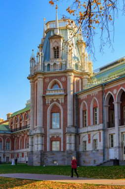 Moskova, Rusya - 17 Ekim 2018: Bina Grand palace Moskova'da Tsaritsyno Park güneşli sonbahar günü mavi gökyüzüne karşı
