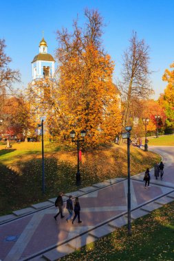 Moskova, Rusya - 17 Ekim 2018: güneşli sonbahar gününde patika Moskova'da Tsaritsyno parkta yürürken insanlar