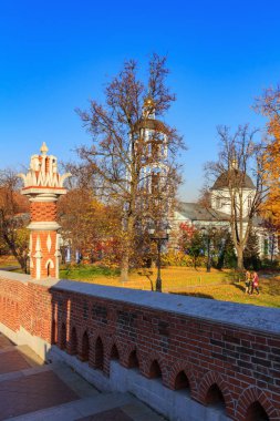 Moskova, Rusya - 17 Ekim 2018: Görünüm kilise Tanrı'nın annesi bir arka planda düşündü Köprüsü Moskova'da Tsaritsyno Park'ta güneşli sonbahar günü'nün simgesi '