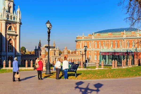 Moscú Rusia Octubre 2018 Gente Callejón Fondo Casa Pan Parque — Foto de Stock