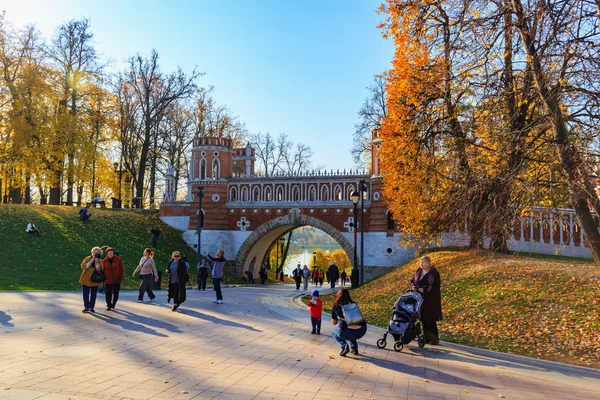 Moscow Russia October 2018 People Walking Footpath Figured Bridge Tsaritsyno — Stock Photo, Image