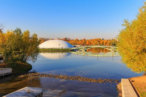 Moscow Russia October 2018 Bridge Pond Dome Fountain Island Blue — Stock Photo, Image