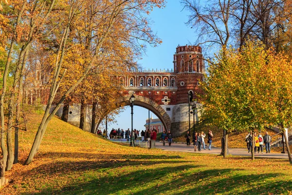 Moskau Russland Oktober 2018 Figurenbrücke Vor Blauem Himmel Und Grünem — Stockfoto