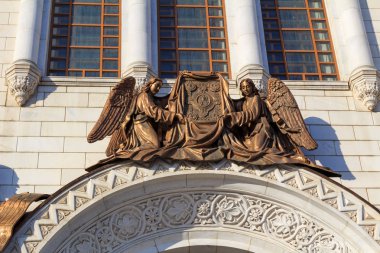 Moskova, Rusya - 03 Mayıs 2018: Rakamlar Moskova'da Kurtarıcı İsa Katedrali girişine yukarıda meleklerin