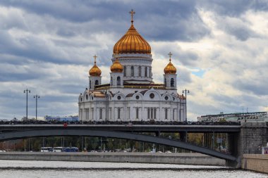 Moskova, Rusya - 30 Eylül 2018: İsa Katedrali dramatik gökyüzü bulutlu sonbahar günü Bolshoy Kamennyi Köprüsü'nün bir arka plan üzerinde Moskova'da kurtarıcı