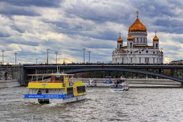 Moscow Russia September 2018 Pleasure Boats Floating Moskva River Cathedral — Stock Photo, Image