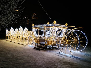 Moskova, Rusya - 17 Aralık 2018: At arabası Işıksaçan yükleme Tsaritsyno Park Moskova'da kış geceleri çizilmiş