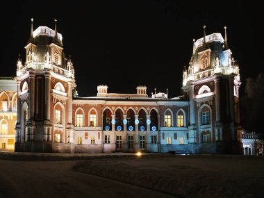 Moskova, Rusya - 17 Aralık 2018: Grand palace ışık süslemeleri kış gecesi Moskova Tsaritsyno Park ile
