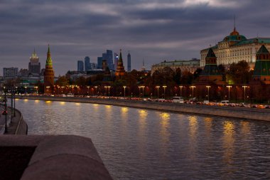 Moskova Kremlin görünümünü yukarıda bulutlu akşam Moskova Nehri Köprüsü'nden