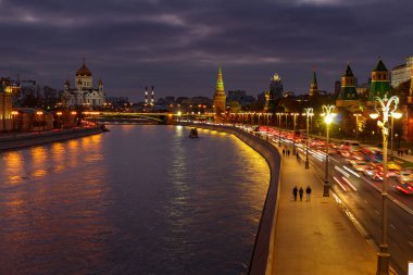 Moskova Nehri Katedrali İsa'nın kurtarıcı ve Moskova Kremlin karşı gece bentleri. Şehir manzarası