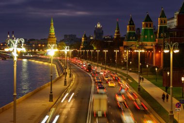 Karbysheva çıkabilir walls yakınındaki Moskova Kremlin akşam dramatik bulutlu gökyüzü karşı