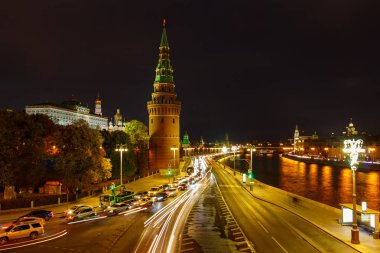 Karbysheva çıkabilir walls yakınındaki Moskova Kremlin geceleri. Şehir manzarası