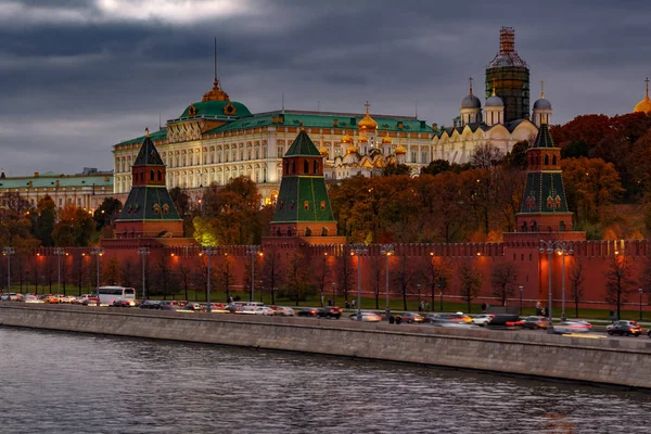 Arquitectura Moscú Kremlin Noche Contra Cielo Nublado Dramático —  Fotos de Stock