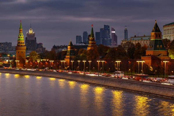 Башни Московского Кремля Драматическом Облачном Фоне Вечером — стоковое фото