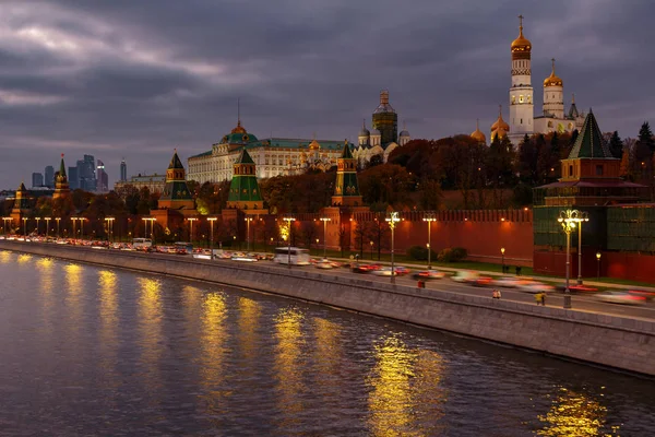 Вид Кремлевскую Набережную Московский Кремль Пасмурный Вечер — стоковое фото