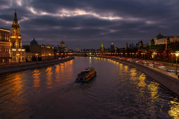 Pleziervaartuigen Drijvend Rivier Moskva Avond Tegen Dramatische Bewolkte Hemel Landschap — Stockfoto