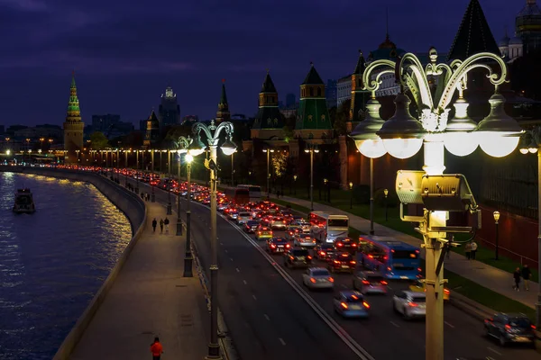 Автомобильное Движение Кремлевской Набережной Возле Стен Московского Кремля Ночью — стоковое фото