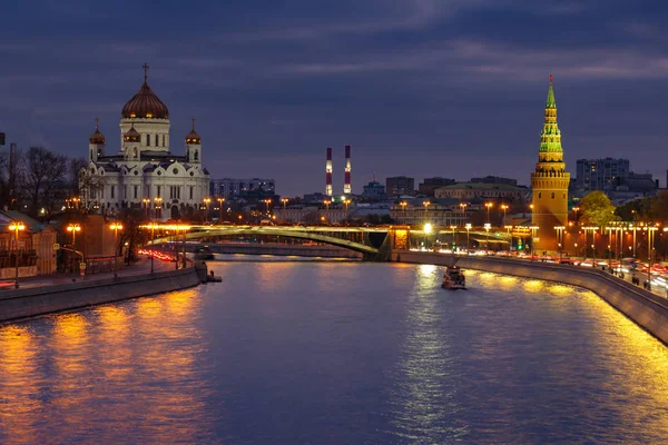 Собор Христа Спасителя Башни Московского Кремля Фоне Москвы Ночью — стоковое фото