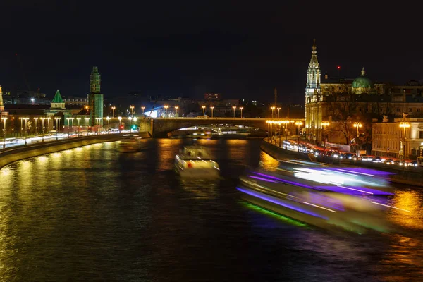 Traços Brilhantes Barcos Recreio Rio Moskva Noite Paisagem Urbana — Fotografia de Stock