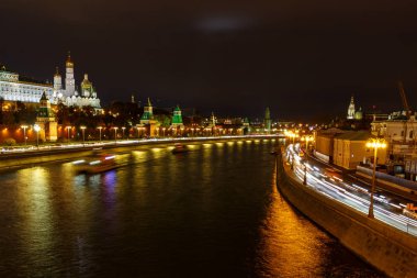 Moskova Nehri yakınındaki Moskova Kremlin aydınlatma ile gece. Moskova tarihi merkezinin manzara