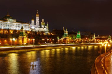 Gece görünümü Moskova Kremlin ve Moskova Nehri. Kentsel peyzaj