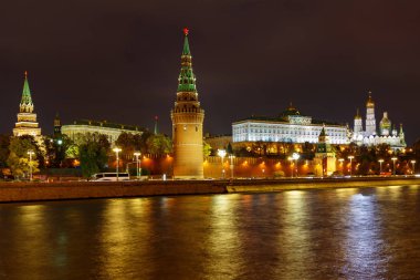 Moskova Nehri ve Moskova Kremlin gece aydınlatma ile. Moskova tarihi merkezinin manzara