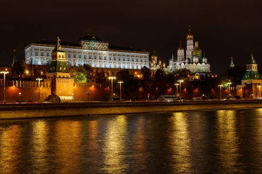 Moskova Nehri yüzeyi gece aydınlatma yansıması ile Moskova Kremlin görmek