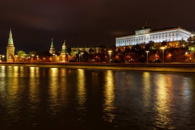 Gece aydınlatma ile Moskova Kremlin ve Moskova Nehri Panoraması. Moskova tarihi merkezi peyzaj