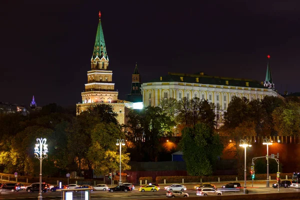 Кремлевская Набережная Возле Стен Башен Московского Кремля Ночным Освещением — стоковое фото