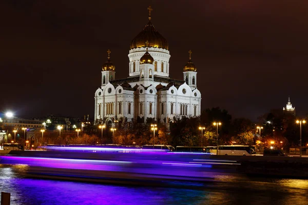 Собор Христа Спасителя Против Светящихся Следов Прогулочной Лодки Реке Москва — стоковое фото