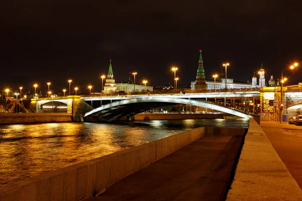 Vista Sofiyskaya Embankment Moskva Rio Bolshoy Kamenny Ponte Com Iluminação — Fotografia de Stock