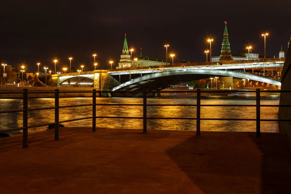 Vedere Bolshoy Kamenny Bridge Moscova Kremlin Iluminare Noapte Fundal Barci — Fotografie, imagine de stoc