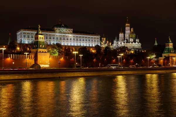 Vista Del Kremlin Moscú Con Reflejo Iluminación Nocturna Superficie Del —  Fotos de Stock