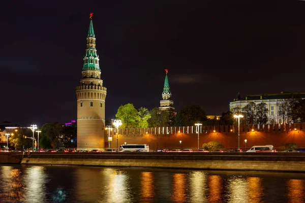 Torres Moscou Kremlin Contexto Aterro Kremlevskaya Rio Moskva Paisagem Noturna — Fotografia de Stock