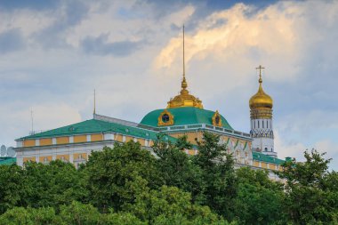 Moskova, Rusya - 19 Haziran 2018: Grand Kremlin Palace Ivan büyük çan kulesi yeşil ağaçlar ve dramatik bulutlu gökyüzü karşı bir arka plan üzerinde