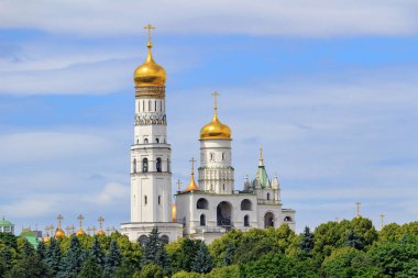 Moskova, Rusya - 21 Haziran 2018: Ivan büyük çan-kule üzerinde bölge, Moskova Kremlin yeşil ağaçlar ve mavi gökyüzü karşı