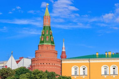 Moskova, Rusya - 28 Haziran 2018: Kuleleri ve Moskova Kremlin binaların mavi gökyüzü güneşli günde karşı