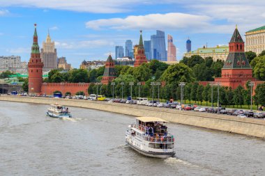 Moskova, Rusya - 21 Haziran 2018: Zevk tekneler güneşli bir günde Moskova Kremlin bir arka plan üzerinde Moskova Nehri üzerinde yüzen Turizm ile