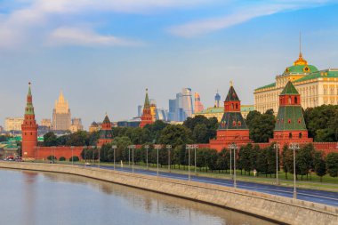 Moskova, Rusya - 02 Eylül 2018: Moskova Kremlin ve Karbysheva setin mavi gökyüzü güneşli sabah