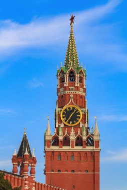 Moskova, Rusya - 02 Eylül 2018: Moskova Kremlin, işçinin kule mavi gökyüzü arka plan üzerinde güneşli erken sabah