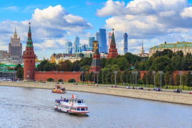 Moskova, Rusya - 30 Eylül 2018: güneşli bir günde Moskova Kremlin karşı Moskova Nehri üzerinde yüzen turist tekneleri