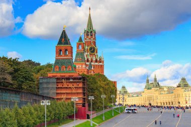 Moskova, Rusya - 30 Eylül 2018: Görünümü Moskova Kremlin kuleleri ve kırmızı kare beyaz bulutlar ile mavi gökyüzü güneşli gün