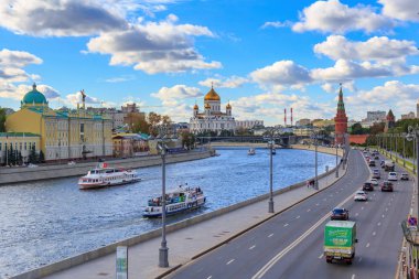 Moskova, Rusya - 30 Eylül 2018: Görünümü Moskova Nehri ve katedral İsa'nın kurtarıcı ve Moskova Kremlin Karbysheva setin güneşli gün-bir arka plan üzerinde