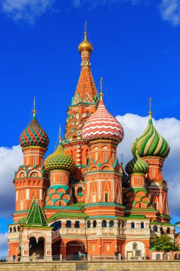 Moskova, Rusya - 30 Eylül 2018: Mimari St. Basil's Cathedral mavi gökyüzü karşı Moskova'da bulutlar güneşli gün ile