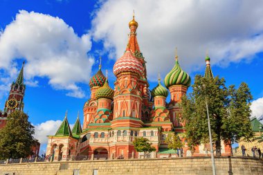 Moskova, Rusya - 30 Eylül 2018: Görünümü Aziz Basil Katedrali ve işçinin kule, Moskova Kremlin mavi gökyüzü güneşli gün bulutlarda ile karşı