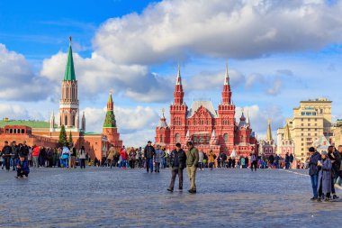 Moskova, Rusya - 30 Eylül 2018: Turist yürüyüşte güneşli gün Moskova Kremlin ve devlet Tarih Müzesi bir arka plan üzerinde kırmızı kare