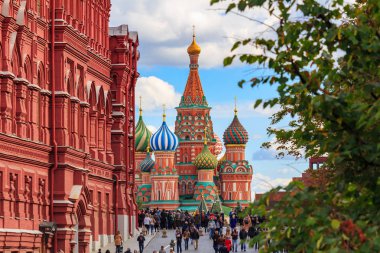 Moskova, Rusya - 30 Eylül 2018: Görünüm, Aziz Basil Katedrali güneşli bir gün Devlet Tarih Müzesi duvarlarında bir arka plan üzerinde