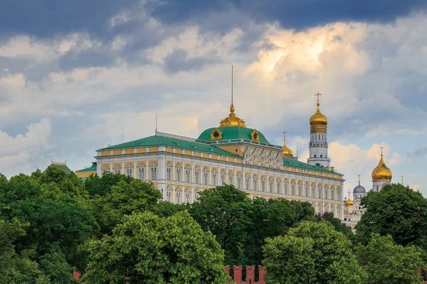 Moscú Rusia Junio 2018 Gran Palacio Del Kremlin Contra Árboles — Foto de Stock